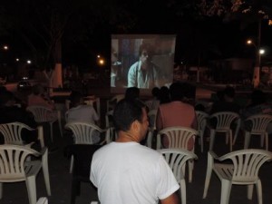 Cinema na Praça exibiu 'Auto da Compadecida'  (Foto: Iguaí Mix)