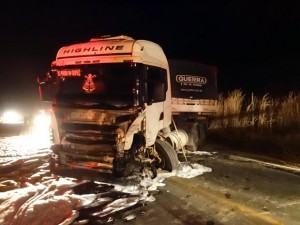 Após acidente, óleo foi derramado na pista (Foto: Jadiel Luiz/Blog do Sigi Vilares) 