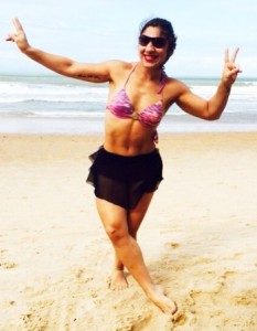 Bethe Correia aproveitou a segunda-feira para curtir a praia, em Natal, cidade onde treina  (Foto: reprodução/Instagram)