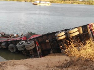 Carreta tombou e caiu no Rio São Francisco, na cidade de Barra (Foto: Edivaldo Braga/Blog Braga) 