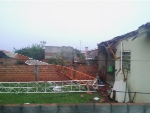 No interior, em Medianeira, os ventos fortes derrubaram uma torre de telefonia. Ninguém ficou ferido (Foto: Ricardo Franco Trudes de Mattos/Arquivo pessoal)