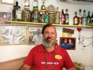 Djalma das Cobras mantém o bar há cerca de 30 anos  (Foto: Raimundo Mascarenhas / Calila Noticias) 