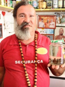 Djalma vende chaçada com aranha imersa (Foto: Raimundo Mascarenhas / Calila Noticias)