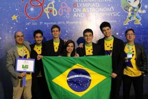 Equipe brasileira que participou da 9ª Olimpíada Internacional de Astronomia e Astrofísica (Foto: Divulgação / OBA)