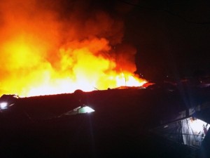 Incêndio atingiu barracos em comunidade de Santos, SP (Foto: Renan Fiuza/G1) 