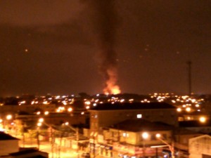 Chamas e fumaça podem ser vistas de várias partes da cidade  (Foto: Ivair Vieira Jr/G1) 