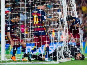 Jogadores tentam tomar bola do goleiro do Bilbao após gol marcado por Messi (Foto: Alex Caparros / Getty Images)