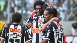 Jô e Ronaldinho comemoram gol do Atlético-MG na temporada de 2012  (Foto: Bruno Cantini / Flickr do Atlético-MG) 