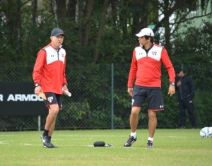 Juan Carlos Osorio (à esq.) e Milton Cruz trabalham no CT: dupla analisa chegada de zagueiro (Foto: Site oficial do SPFC) 