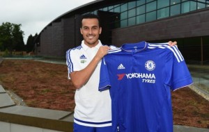 Pedro posa com a camisa de seu novo clube  (Foto: Reprodução/ChelseaFC.com)