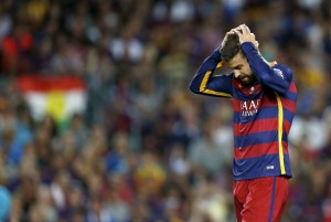 Piqué foi expulso por reclamar impedimento não marcado por assistente  (Foto: Alejandro Garcia / EFE)