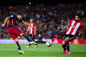 Suárez arrisca chute a gol em empate do Barcelona (Foto: Alex Caparros / Getty Images)