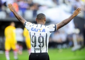 Atacante fez um gol em cada tempo e ajudou a equipe a derrotar o Cruzeiro, na arena  (Foto: Marcos Ribolli) 