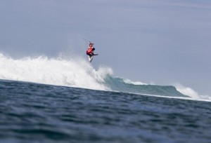 Gabriel Medina dá lindo aéreo para avançar ao round 4 em Trestles (Foto: Sean Rowland/WSL) 