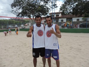 Dupla vencedora do Torneio de Futevôlei de Iguaí Hélio e Pequeno (Arraial d’Ajuda) (Foto: Iguaí Mix)