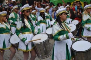 Banda Marcial de Iguaí no desfile cívico de 2014  (Foto: Iguaí Mix)