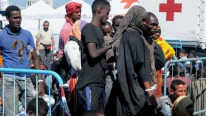 Imigrantes seriam levados para o porto de Catania, na Sicilia, como esses, resgatados em 26 de agosto pela Itália (Foto: AFP)