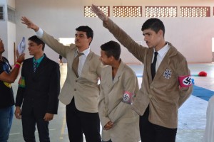 Alunos se vestiram de Adolf Hitler (Foto: Iguaí Mix)