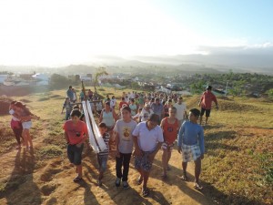 Fiéis sobem para o Morro do Cruzeiro (Foto: Iguaí Mix)