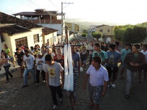 Depois da oração na Igreja Matriz, a caminhada pelas ruas em direção ao Morro do Cruzeiro (Foto: Iguaí Mix)