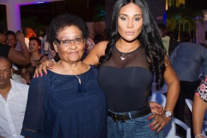 Carmen Mouro com a avó Ermelinda Nascimento (Foto: Divulgação)