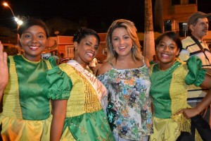Ana Paula Farias com integrantes da Quadrilha  No Lume da Fogueira (Foto: Iguaí Mix)