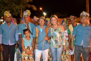 Ana Paula Farias com o Terno de Reis  de Seu Joaquim Lacerda (Foto: Iguaí Mix)