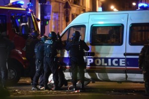 As ruas de Paris amanheceram com policiais concentrados em todas as ruas, avenidas e praças da cidade (Foto: EPA/Agência Lusa)