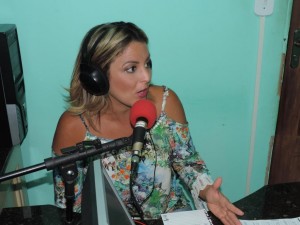 Ana Paula Farias em entrevista na Iguaí FM  (Foto: Iguai Mix)