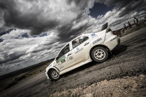 Facco/Costa também aceleram o Mitsubishi Evo X no asfalto (Foto: Lucas Ronsoni)
