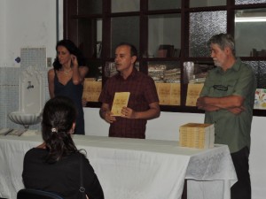 Cacau Novaes lançou o seu livro "Os poetas estão vivos" (Foto: Iguaí Mix)