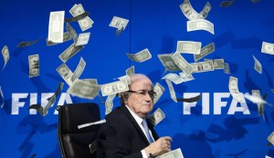 Blatter entre notas que foram lançadas em um protesto (Foto: Fabrice Coffrini / AFP)