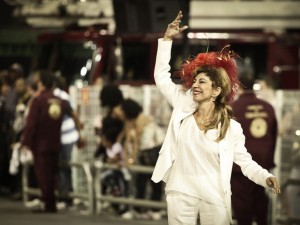 Marília Pêra recebendo homenagem da Mocidade Alegre (Foto: Caio Kenji/G1)