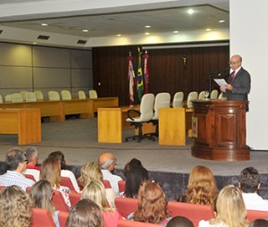 O desembargador Emílio Pinto Salomão Resedá, corregedor das Comarcas do Interior, abriu a palestra (Foto: Divulgação) 