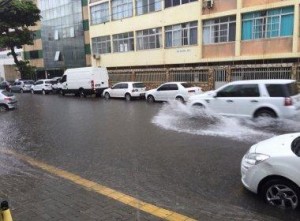 Chuva também alagou ruas na Pituba   (Foto: Karlo Dias / Leitor BN)