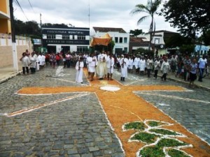 Fiéis saíram em procissão, após a celebração  (Foto: Joelma Schetiini)