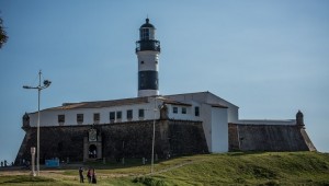 Farol da Barra em Salvador. Primeiro forte das Américas e ponto final da tocha na capital (Foto: Arquivo / Embratur) 
