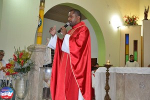 Pe. André Costa foi o celebrante da 5ª noite da Novena ao Divino (Foto: Liberdade FM)