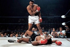 O lendário boxeador Muhammad Ali deixou registrado um grande número de vitórias no ringue  (Foto: Reprodução Facebook)  