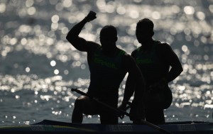 Isaquias Queiroz e Erlon de Souza comemoram a classificação para as finais  (Foto: Getty Images/Matthias Hangst) 