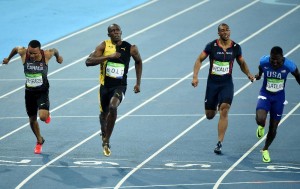Bolt atropelou na segunda metade da prova e levou o ouro com 9s81 (Foto: Getty Images/Harry How) 