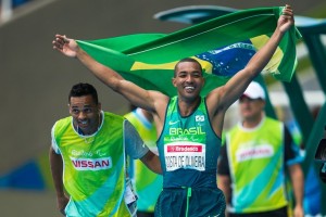 Com a bandeira do Brasil, Ricardo comemora o primeiro ouro paralímpico da carreira.  (Foto: André Motta/Brasil2016.gov.br)