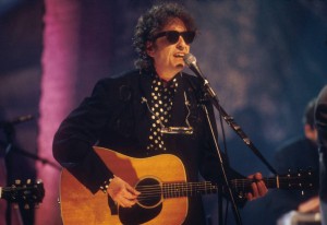 Bob Dylan, Nobel de Literatura de 2016,  durante um show em 1994 (Foto: Divulgação)
