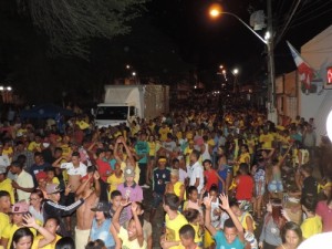 Populares comemoram a vitória, logo após o resultado (Foto: Iguaí Mix)