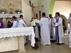 Padres do Vicariato São Marcos compareceram  à celebração (Foto: Reprodução / Facebook)