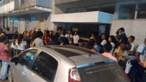 Manifestantes protestam em frente à câmara de Santo Antonio de Jesus (Foto: Tribuna do Recôncavo)