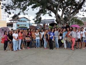 Professores na Praça, após a assembleia (Foto: Iguaí Mix)