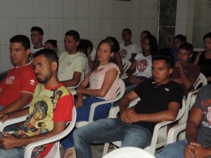 Jovens assistiram atentos aos 'Amigos da Natureza' (Foto: Iguaí Mix)