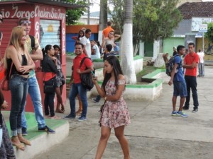 Alunos se concentraram na Praça Manoel Novaes (Foto: Iguaí Mix)