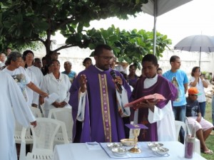 Padre André Costa presidiu a celebração (Foto: Iguaí Mix)